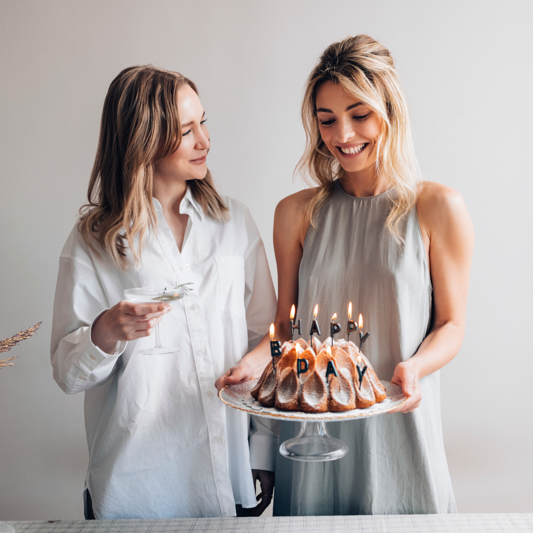 W co się ubrać na urodziny koleżanki? Pięć ponadczasowych stylizacji idealnych na tę okazję